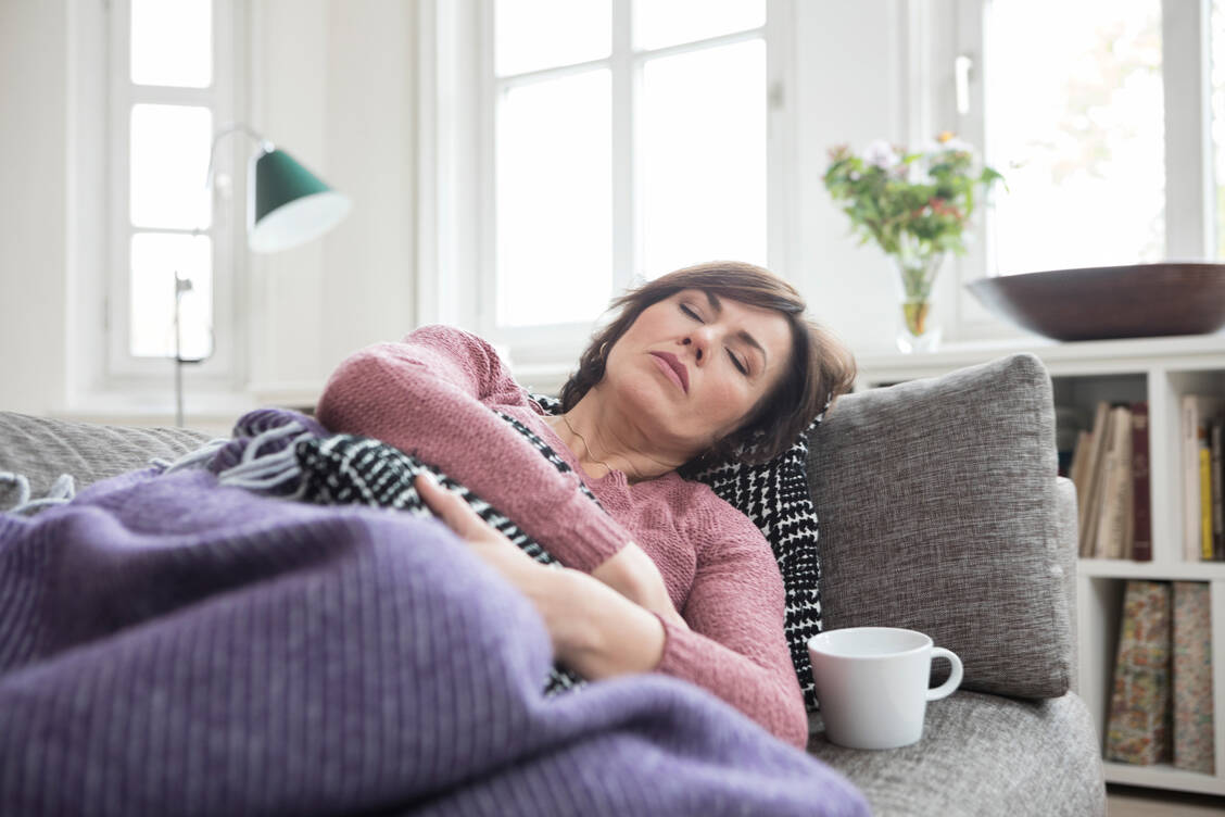 Viele Menschen berichten auch noch Wochen nach einer überstandenen SARS-CoV-2-Infektion von Symptomen wie Erschöpfung, Kurzatmigkeit und Schmerzen. / Foto: Getty Images/Westend61