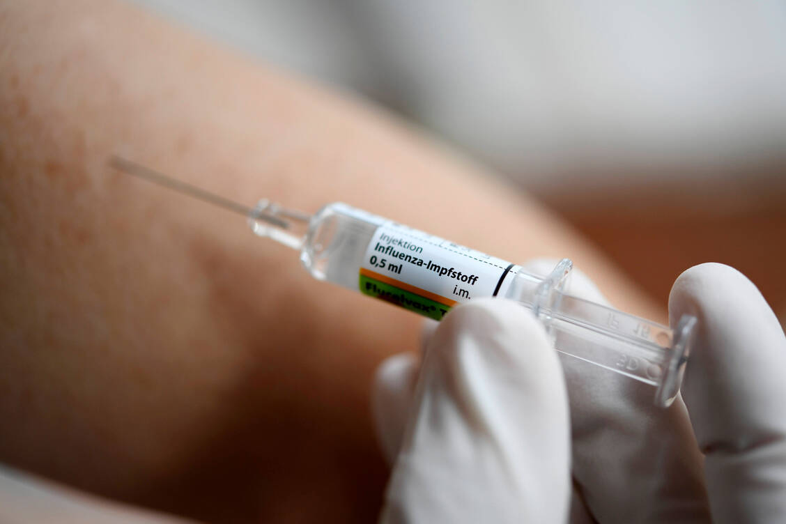 Grippeschutzimpfung in der Apotheke: Das soll ab Herbst auch in Modellregionen in Baden-Württemberg möglich sein.  / Foto: imago images/Laci Perenyi