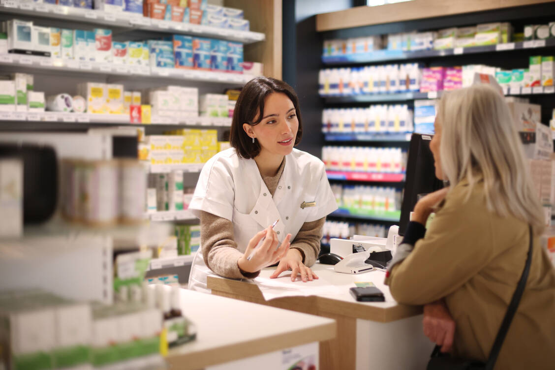 Bei der im ApoVWG verankerten PTA-Vertretungsregelung sieht die Apothekengewerkschaft Adexa noch Klärungsbedarf. / © Getty Images/Catherine Delahaye