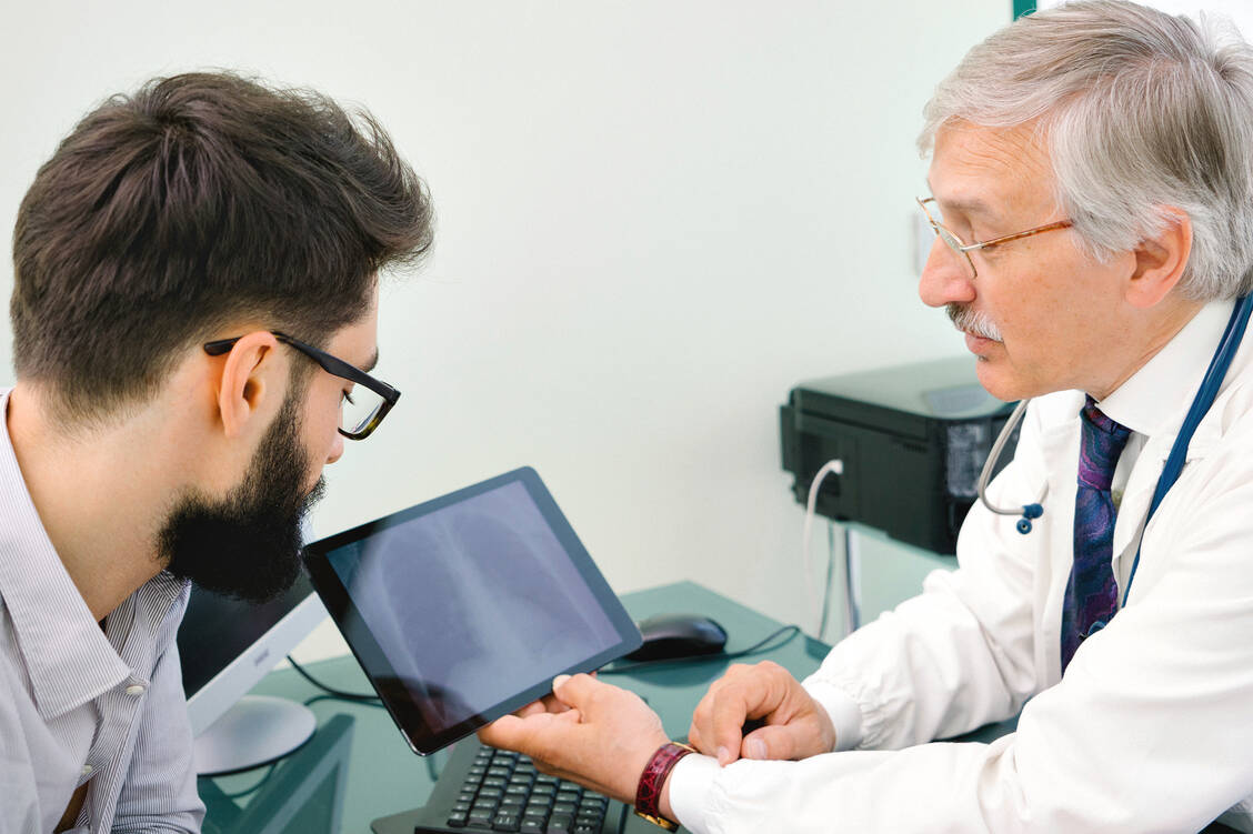 Patienten mit bestimmten Formen eines nicht kleinzelligen Lungenkarzinoms profitieren von ALK-Hemmstoffen. / Foto: iStock/RoBeDeRo