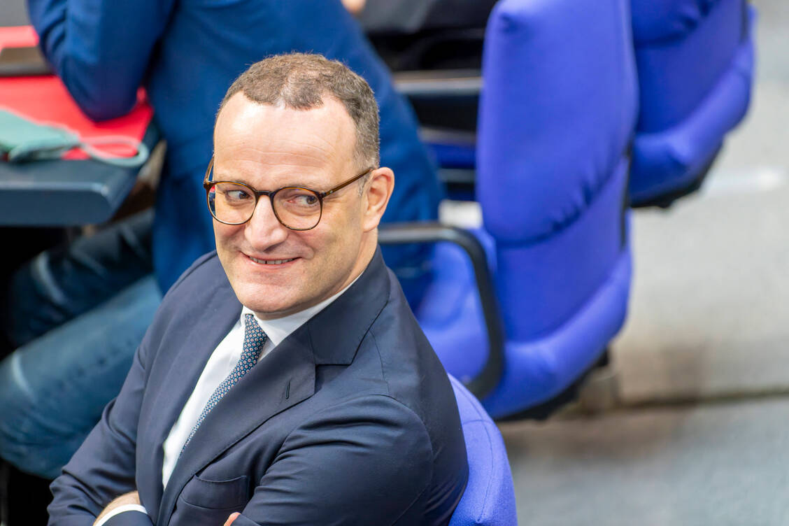 Jens Spahn musste als Unionsfraktionschef zurücktreten. Doch er will der Politik nicht den Rücken kehren. / © Imago/Mike Schmidt