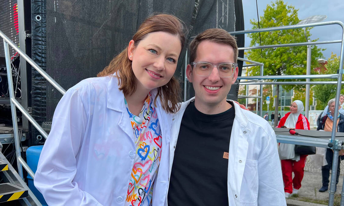 Apotheker und Influencer Leon Preschel (rechts) mit Kinderärztin und Influencerin Maria Bea Merscher Alves bei der Kundgebung gegen das GKV-Spargesetz »Es reicht! Gesundheit statt Sparwahn«.  / © Leon Preschel