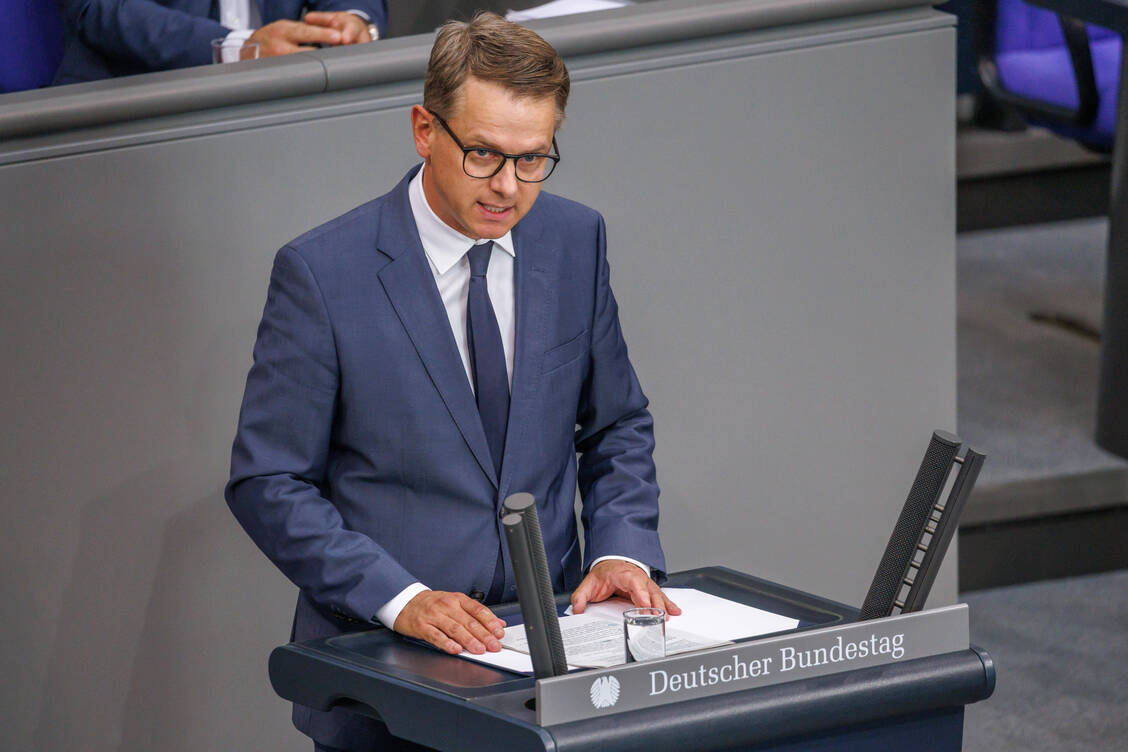 Mit dem GKV-Spargesetz soll die Pflicht für Kassen entfallen, ihre Versicherten aktiv auf Beitragserhöhungen hinzuweisen. Bundesgesundheitsminister Carsten Linnemann (CDU) will das wieder zurückdrehen. / © Imago/Andreas Gora