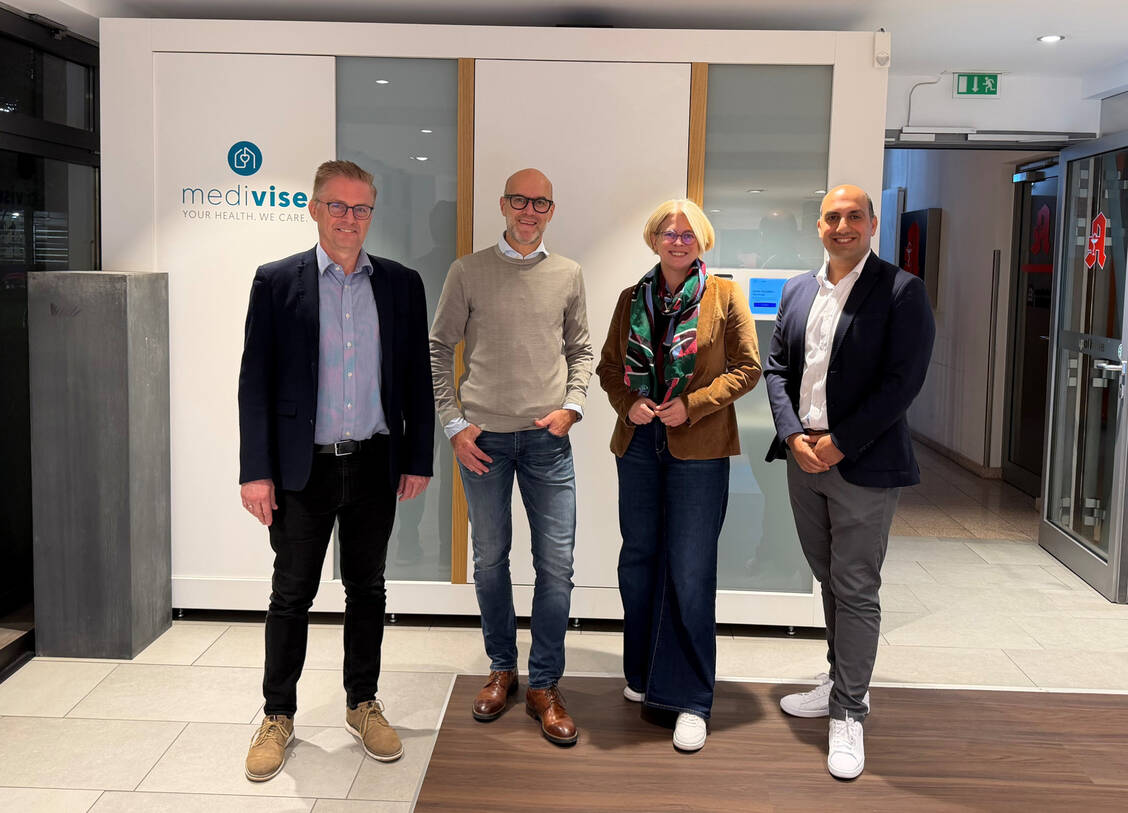 (v. l. n. r.) Frank Henning, Carl Hendrik Leue, Verena Kämmerling und Ramin Heydarpour in der Apotheke am Marienhospital Osnabrück (MHO). / © Ramin Heydarpour