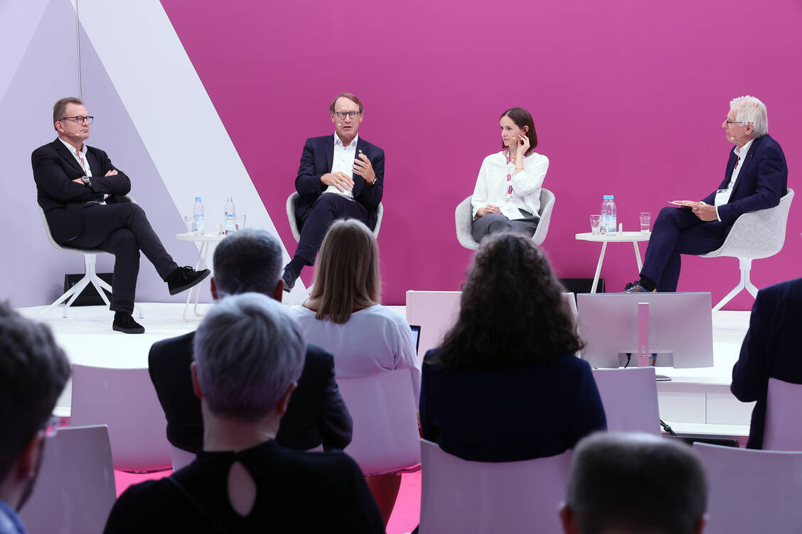 Waren sich einig, dass das Impfen in der Apotheke sich gut etabliert hat und ausgeweitet werden sollte: Prof Dr. Manfred Schubert-Zsilavecz, Thomas Preis, Cosima Bauer und Professor Dr. Theo Dingermann (von links). / Foto: PZ/Alois Müller