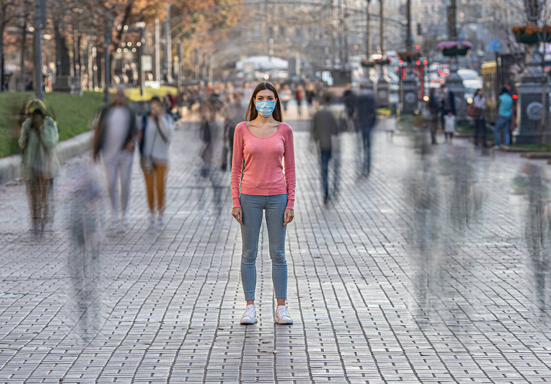 Die Maske ist neben entsprechenden Impfungen der beste Schutz, sich allerhand zirkulierende Viren in Herbst und Winter vom Leib zu halten.  / Foto: Adobe Stock/realstock1