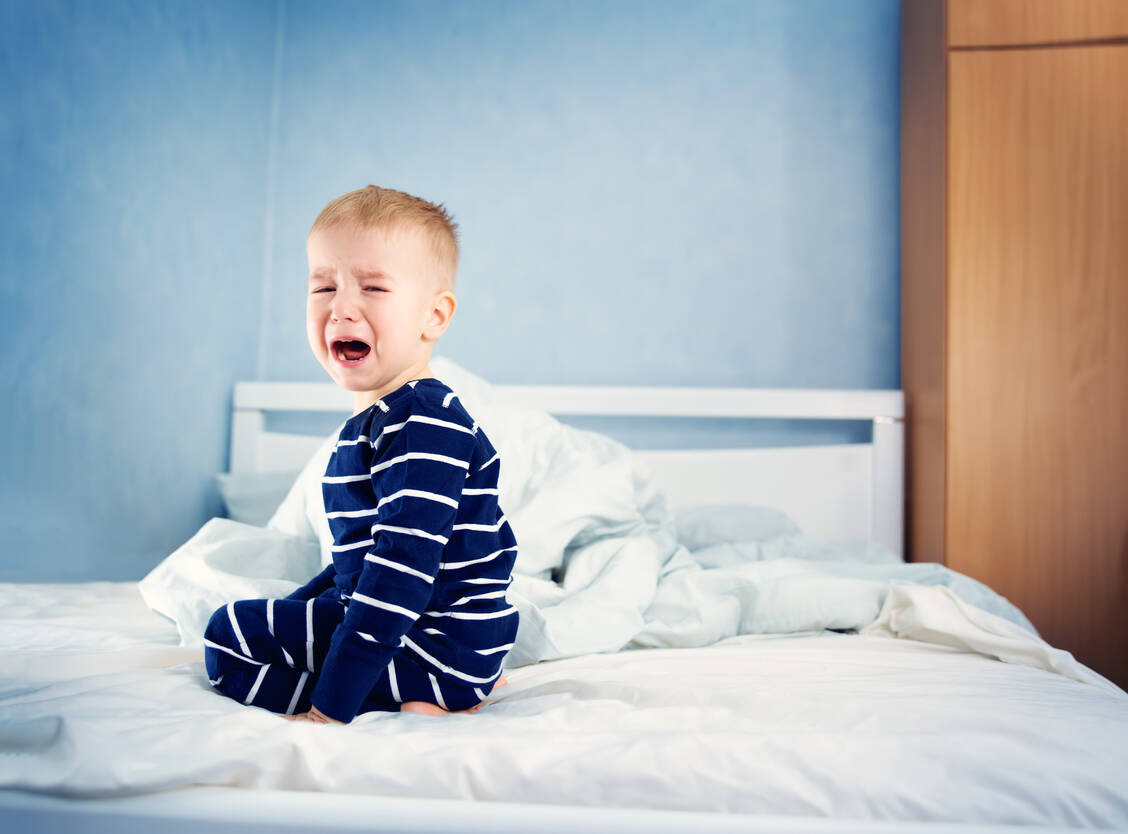 Wenn fürchterlicher Juckreiz Kinder nicht schlafen lässt, steckt in seltenen Fällen eine Lebererkrankung mit Gallenstau dahinter. Dies kann eine Manifestation des Alagille-Syndroms sein.  / Foto: Getty Images/LeManna (Symbolbild)