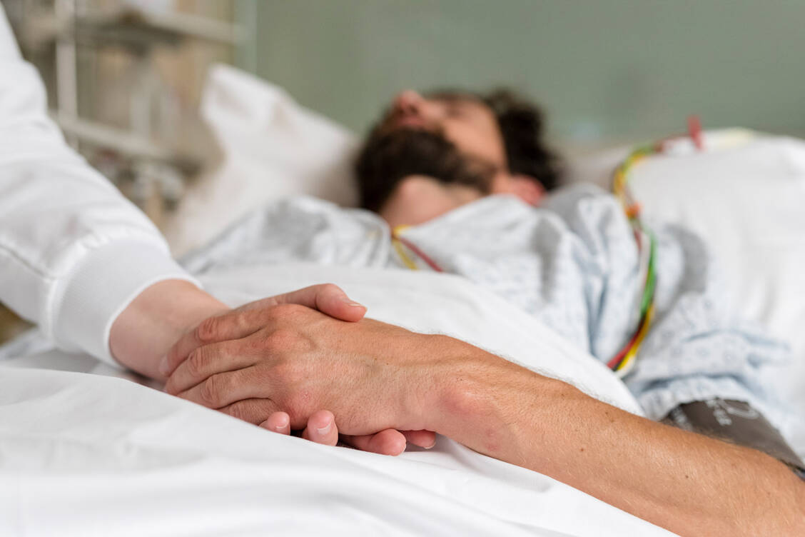 Bei Komapatienten sollte man davon ausgehen, dass sie durchaus noch etwas mitbekommen und daher respektvoll mit ihnen umgehen und auch sprechen. / Foto: Getty Images/Cavan Images/Raffi Maghdessian