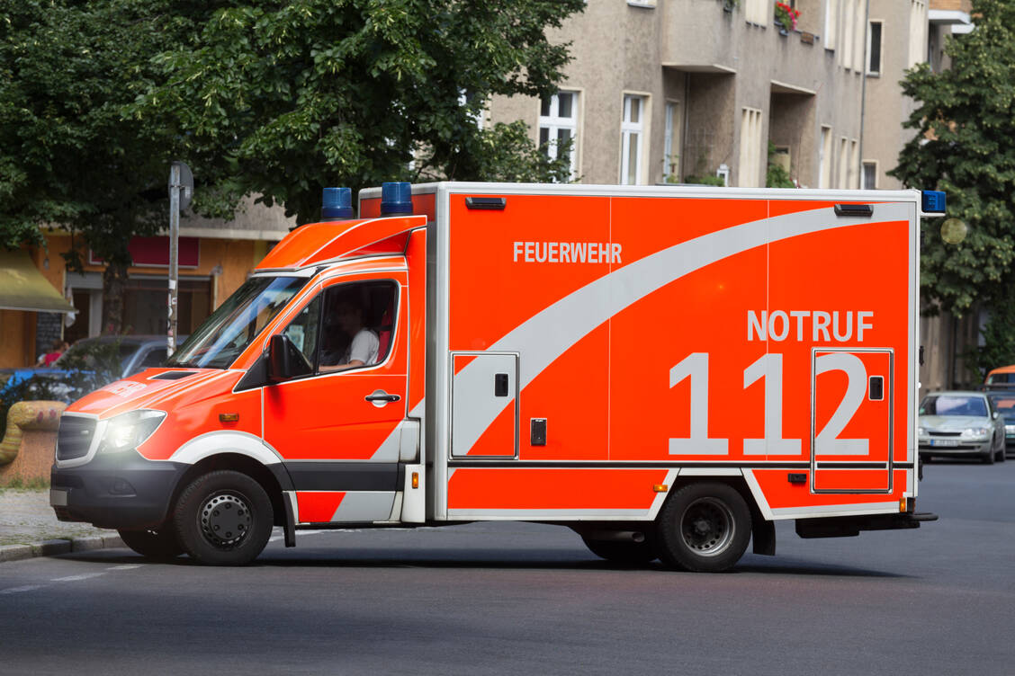 Geht es nach dem GKV-Spitzenverband, sollten die Patientendaten schon in der Klinik sein, bevor der Rettungswagen eintrifft. / Foto: Fotolia/Tobias Arhelger