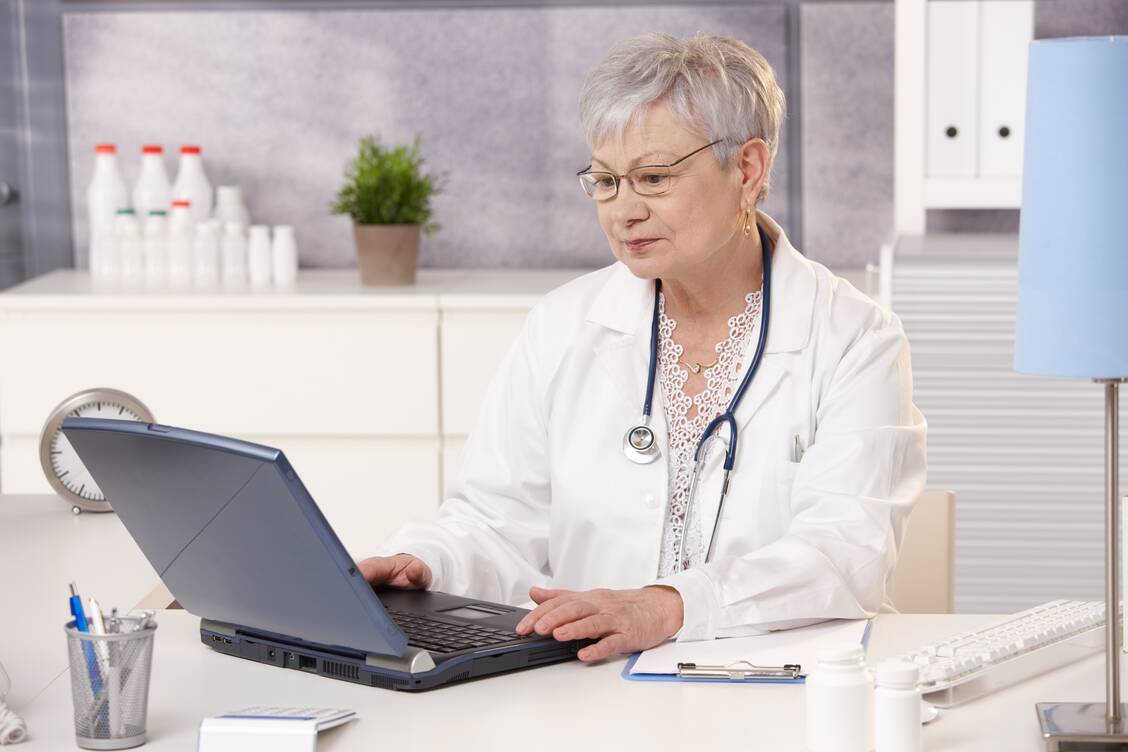 Der Deutsche Ärztetag hatte 2018 den Weg für Telemedizin geebnet, indem er das Fernbehandlungsverbot lockerte. Zuvor durften Ärzte ihnen unbekannte Patienten nur persönlich beraten. / Foto: Shutterstock/StockLite