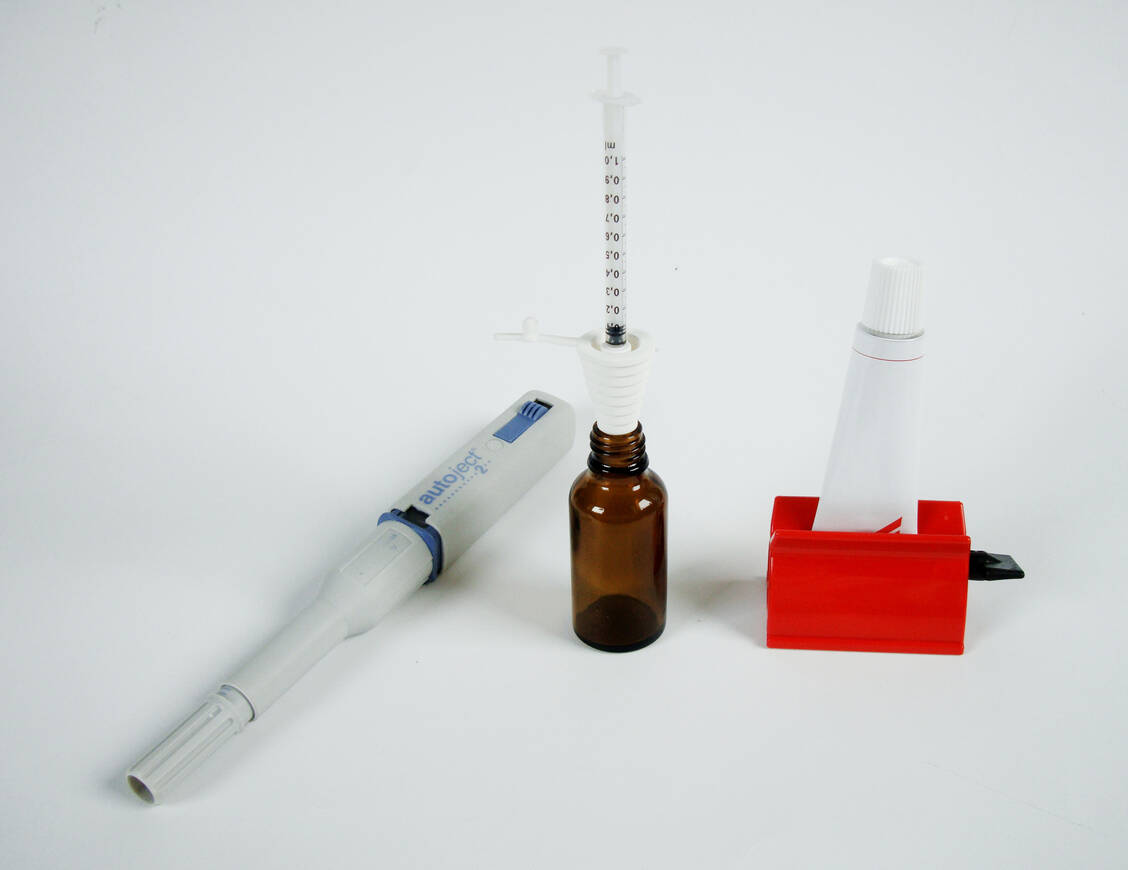 Abbildung 2: Mechanische Anwendungshilfen; von links: Autoject® 2, Oral Dispenser, Tubenboy® / Foto: Wolfgang Kircher