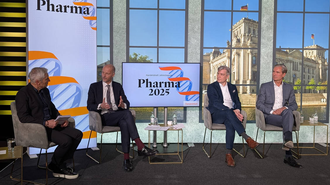 Gerd Wirtz (Moderation), Kai Joachimsen (BPI), Matthias Wernicke (Merck) und Manfred Heinzer (Amgen) (v.l.n.r.) sprachen in Berlin über die Probleme des Pharmastandorts Deutschland.  / © PZ/Brockfeld