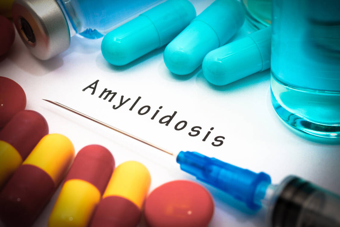 Bei Amyloidosen handelt sich um eine Gruppe seltener Erkrankungen mit unterschiedlichem Erscheinungsbild, die verschiedene Organe und Gewebe betreffen können. Ein Beispiel ist die Transthyretin-Amyloidose mit Kardiomyopathie (ATTR-CM). / © Getty Images/GreenApple78