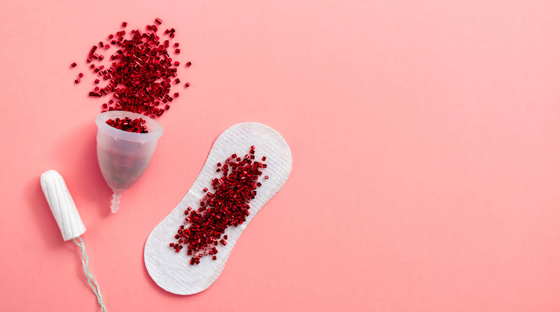 Ein bisschen Glitzer zum Weltmenstruationstag: Laut Professorin Dr. Mandy Mangler lässt sich gesamtgesellschaftlich und medial ein verstärktes Bewusstsein für Zyklus und Periode wahrnehmen. / © Getty Images/Tijana Simic
