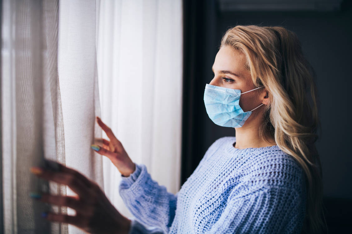 MS-Patienten sollten sich an die üblichen Regeln halten. Sich zu Hause isolieren aus Angst vor einer Covid-19-Infektion müssen sie sich aber nicht. / Foto: Getty Images/ArtistGNDphotography