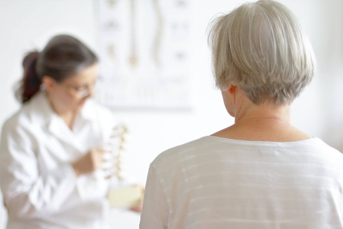 Die Behandlung der Osteoporose bei postmenopausalen Frauen ist eines von mehreren Anwendungsgebieten des RANK-Ligand-Hemmers Denosumab. / © Adobe Stock/agenturfotografin