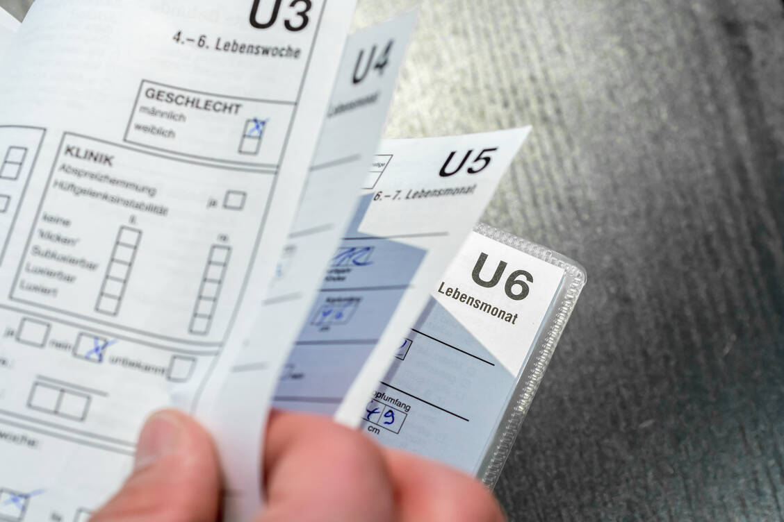 Die vorgeschriebenen Vorsorgeuntersuchungen für Kinder erstrecken sich von der Geburt bis zum 6. Lebensjahr (U1 bis U9). / © Adobe Stock/Ralf Geithe