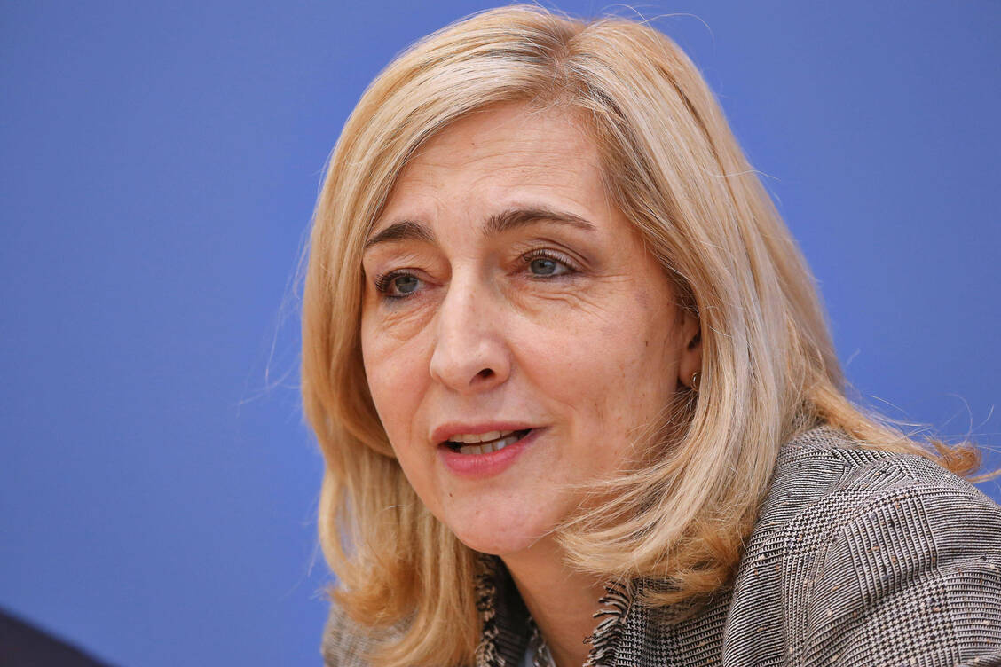 Gesundheitsministerin Nina Warken kann sich lockerere Regeln für Krankschreibungen vorstellen.  / © Imago/dts Nachrichtenagentur