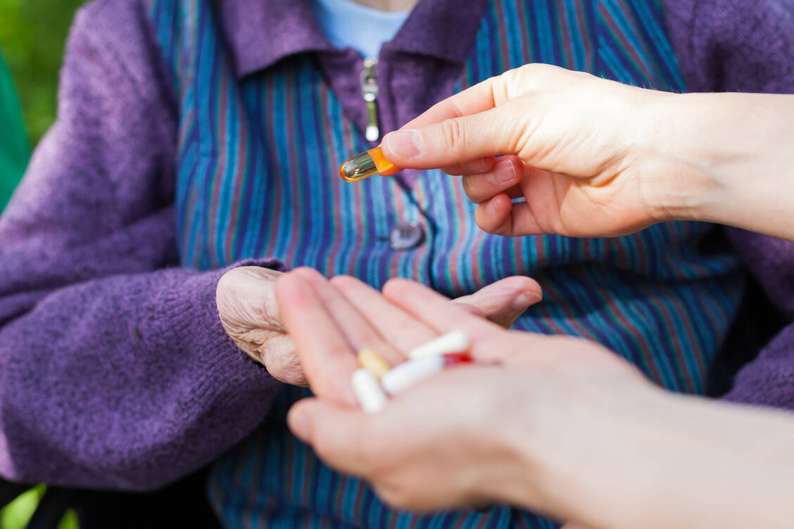 Demenzkranke und ihre Angehörigen sollten bei der oft anspruchsvollen Medikation an die Hand genommen werden. Die betreuende Apotheke kann hier einen entscheidende Beitrag leisten (Symbolbild). / Foto: Getty Images/Ocskaymark