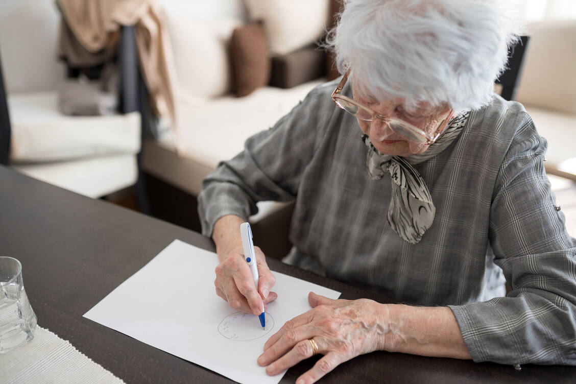 Ein typischer Bestandteil der Demenztests: Der Patient soll in einen Kreis das Zifferblatt einer Uhr eintragen und die Zeiger auf eine bestimmte Uhrzeit einstellen. Je fortgeschrittener eine Demenz ist, umso weniger gelingt dies. / Foto: Adobe Stock/Ivan