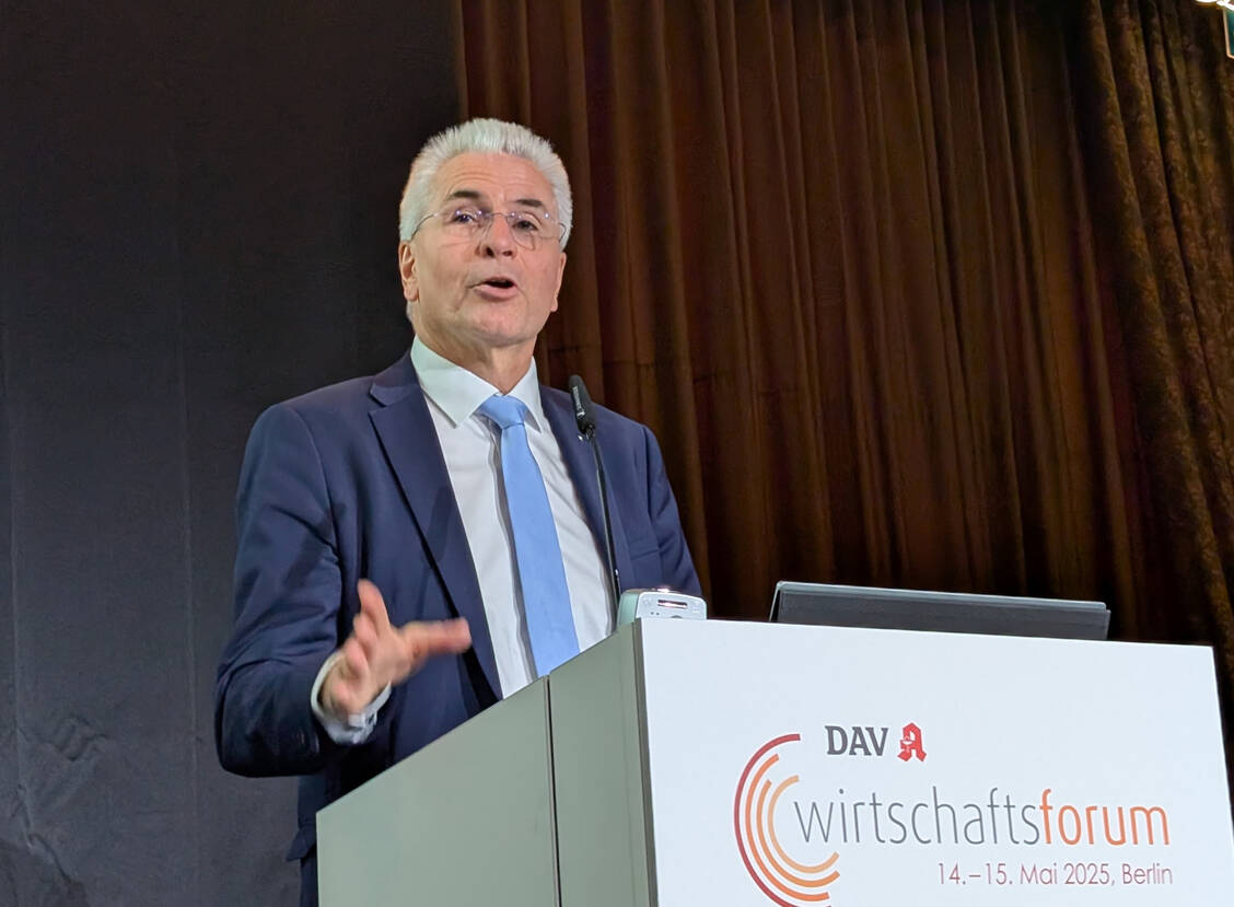 Gerade einmal 1,9 Prozent ihrer Gesamtausgaben investierten die Kassen in die Apotheken, so der DAV-Vorsitzende Hans-Peter Hubmann. »Dennoch werden die Apotheken immer wieder ungerechtfertigt in Mithaftung genommen.« / © PZ/Brockfeld