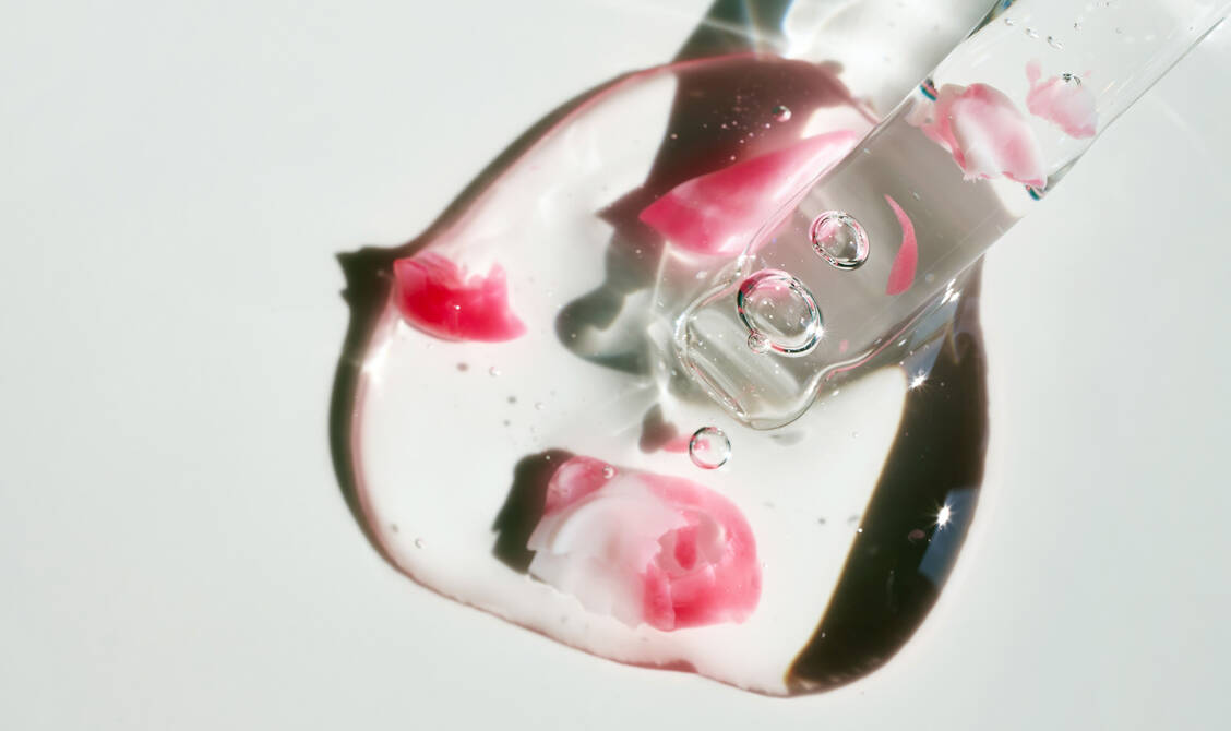 Liposomen sind heute etablierte Vehikel in Anti-Aging-, Feuchtigkeits- und Hautpflegeserien. Die kommerzielle Nutzung liposomaler Systeme startete der Dior-Konzern 1986. / © Shutterstock/colnihko