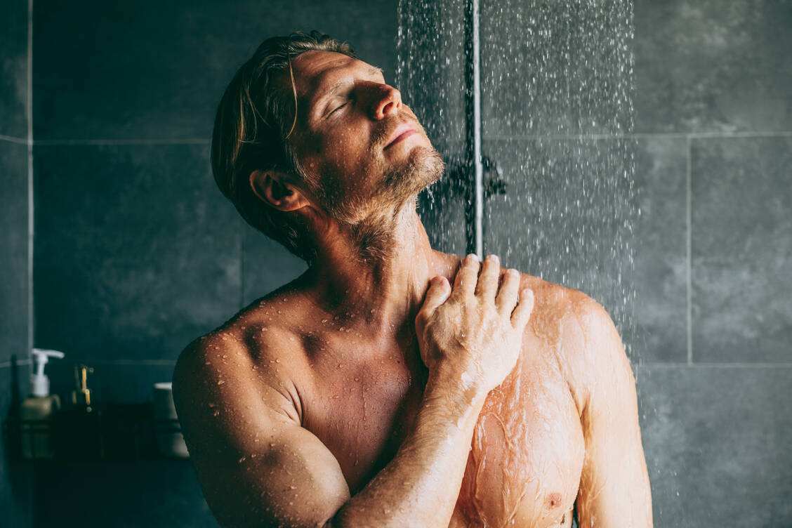 Wärmeimpulse, Hormonausschüttung, wenig Lichtreize: Aus Sicht der Schlafforschung ist »Dark Showering« kein ganz haltloser Trend. / © Getty Images/Milky Way