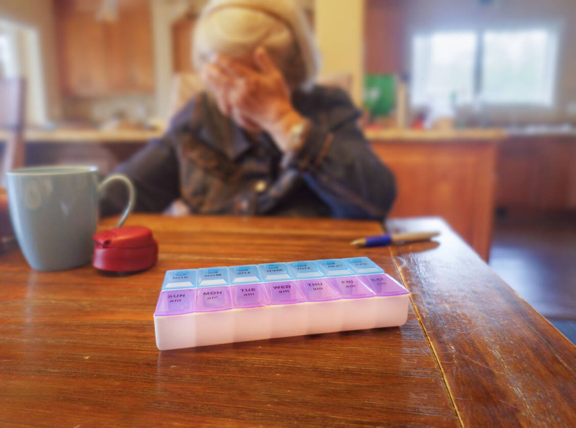 Besonders ältere Menschen, Personen mit Suchtgeschichte und Patienten mit psychiatrischen Komorbiditäten oder solche, die sich mit unspezifischen psychischen oder körperlichen Beschwerden vorstellen, sind besonders gefährdet für eine Medikamentenabhängigkeit. / © Getty Images/Janice Chen