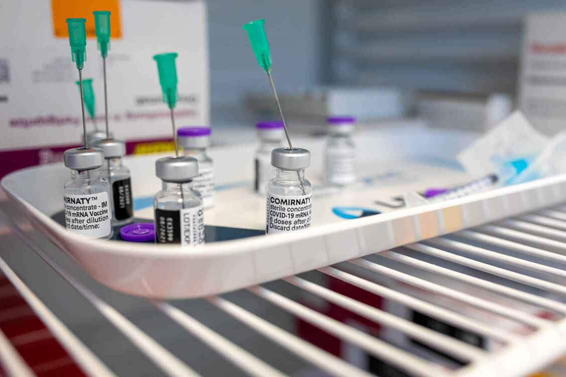 Der Impfstoff Comirnaty® von Biontech/Pfizer stellt den größten Anteil der für die Praxen bereitstehenden Covid-19-Impfstoffe. / Foto: Imago images/Beautiful Sports