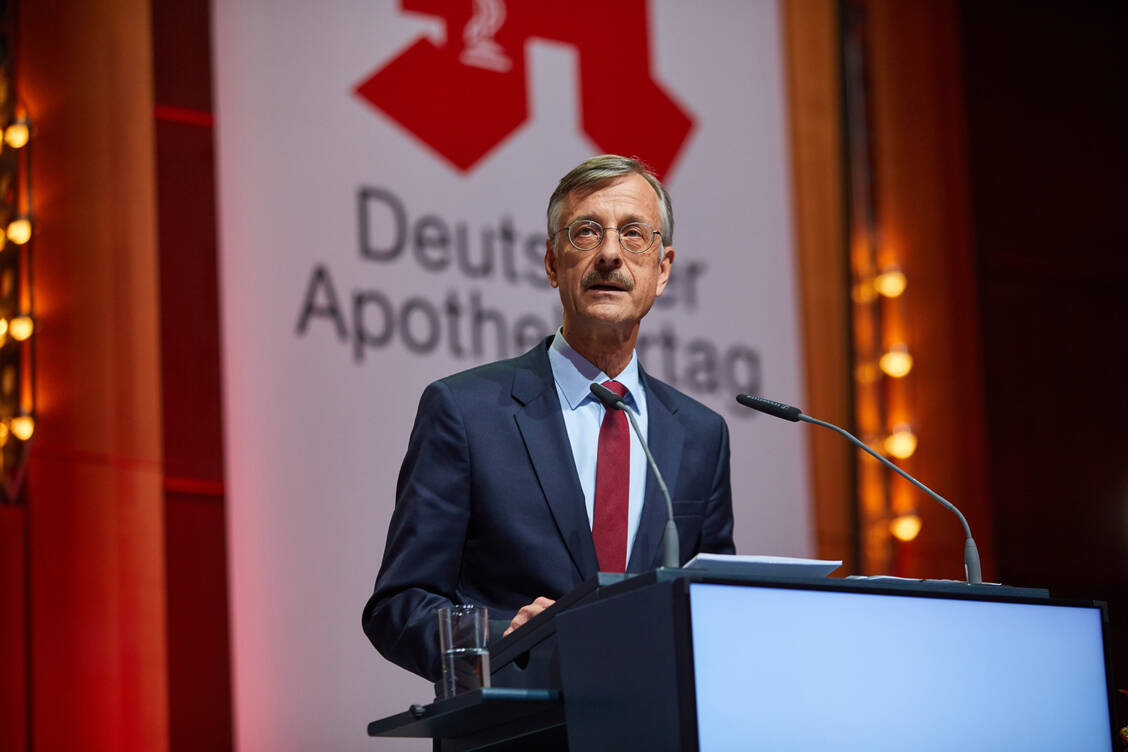 Sebastian Schmitz berichtete über die vergangenen beiden Jahren beim Deutschen Apothekertag in Düsseldorf. / Foto: Erik Hinz