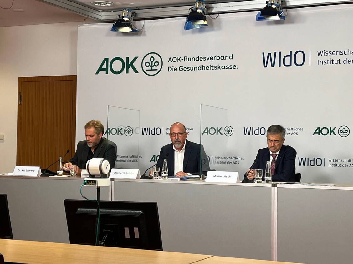 AOK-Pressesprecher Kai Behrens, stellv. WidO-Geschäftsführer Helmut Schröder sowie AOK-Vorstandsvorsitzender Martin Litsch (v.l.) präsentierten am Mittwoch ihre Ideen zur Kosteneinsparung bei Arzneimitteln. Professorin Petra Thürmann war online zugeschaltet. / Foto: PZ/Kurz