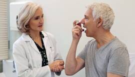 Technische Fehler, die der Patient bei der Anwendung von Inhalern macht, sieht man nur, wenn man ihn die Inhalation vorführen lässt.
<p class="fotonachweis">Foto: dpa</p>