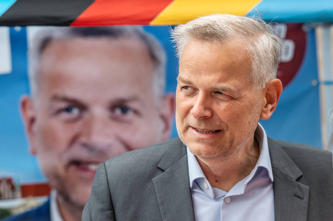 Ersten Hochrechnungen zufolge ist die AfD die erste Kraft in Mecklenburg-Vorpommern. / © IMAGO / Wolfgang Maria Weber