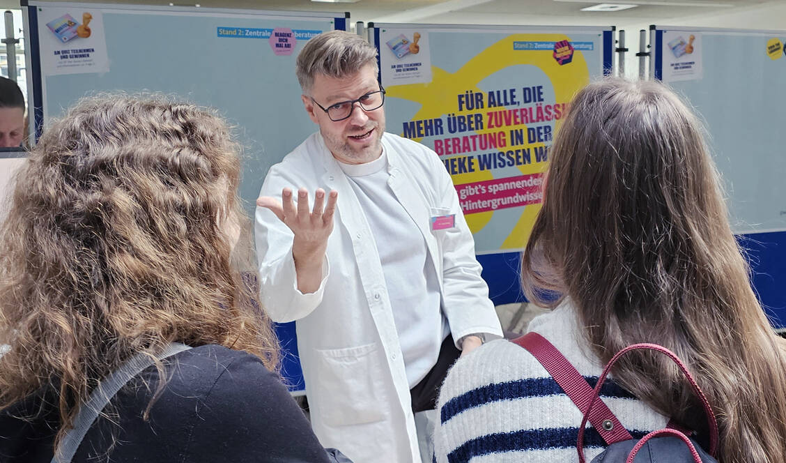 Apotheker Dr. Jörg Wittig räumte beim Tag der Pharmazie in Jena mit Vorurteilen über seinen Beruf auf. Er zeigte Thüringer Schülerinnen und Schülern, was sich hinter den Kulissen von Apothekenverkaufsräumen abspielt. / Foto: LAK Thüringen
