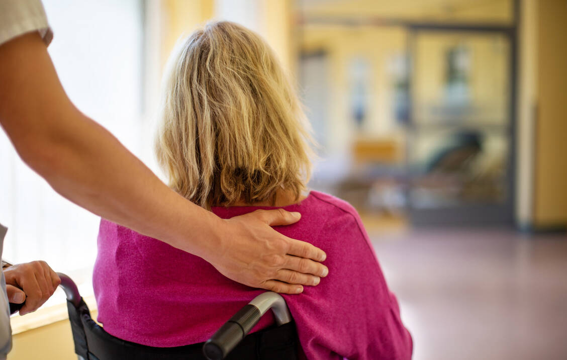 Bei Patienten mit SPMS schreitet die Behinderung kontinuierlich fort. Viele sind im Verlauf nicht mehr gehfähig und auf einen Rollstuhl angewiesen. / © Getty Images/Luis Alvarez
