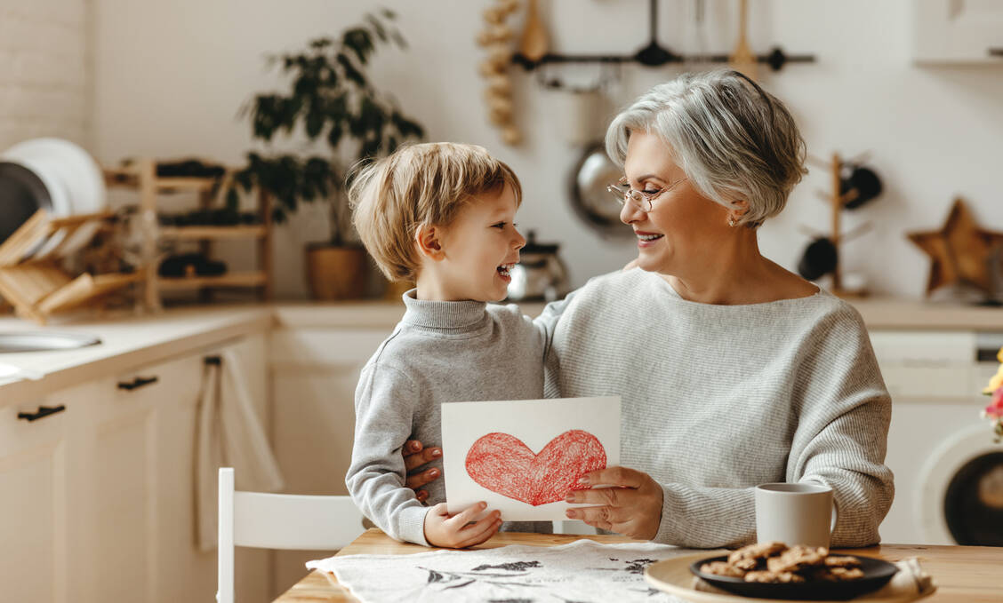 Kardiovaskuläre Prävention muss individuell angepasst sein. Herzliche soziale Kontakte: Auch das ist gesund! / Foto: Adobe Stock/JenkoAtaman
