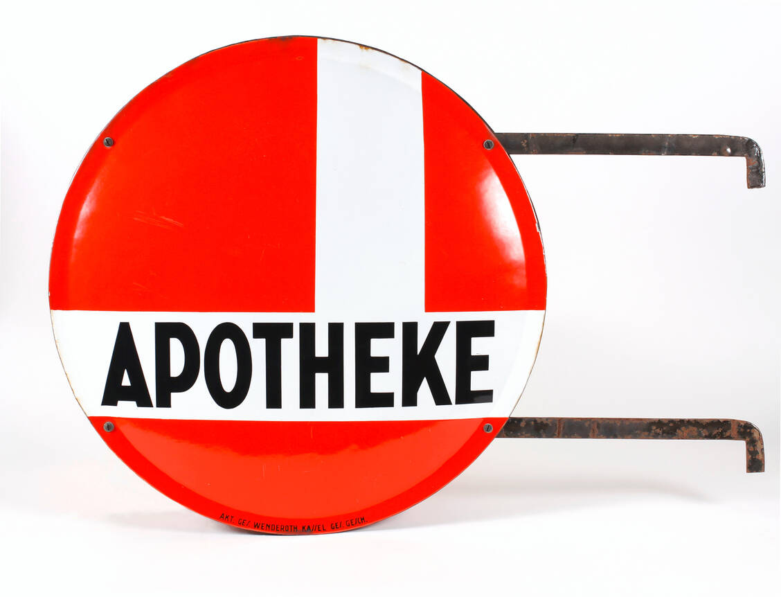 Abbildung 1: Das »Apotheken-Einheits­zeichen«, auf Anregung von Anton Lauer von der Firma Wenderoth entwickelt, ­markiert den ersten Schritt auf dem Weg zum heutigen Apotheken-A. Emailleschild, 1928/29, Durchmesser: 70 cm, Inv.-Nr. VII E 552. / Foto: Deutsches Apotheken-Museum