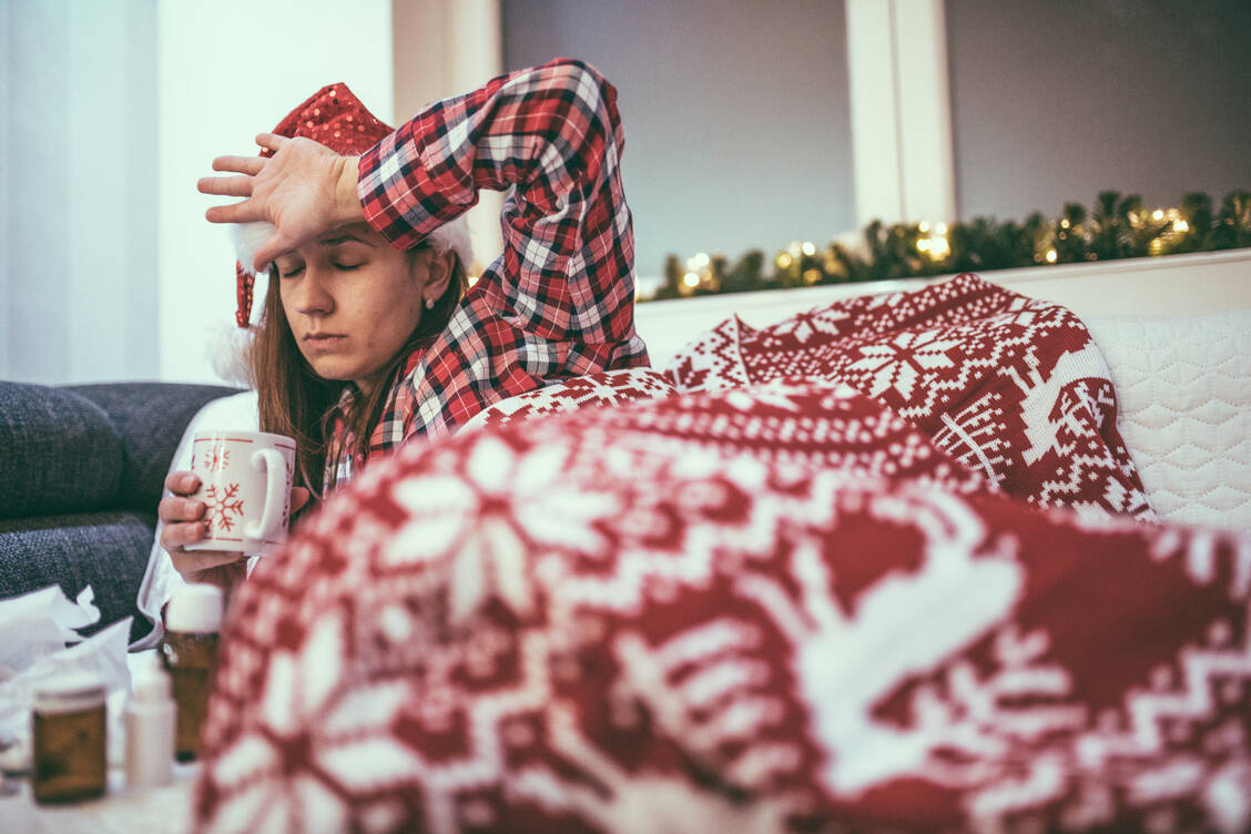 Mit Grippe unter dem Weihnachtsbaum – so ging es vielen Menschen Ende 2022 in Deutschland. / Foto: Getty Images/South_agency