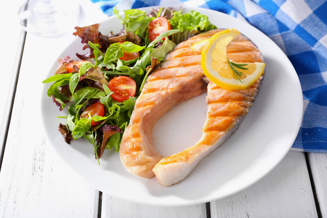 Seefisch ist reich an Omega-3-Fettsäuren und daher eindeutig zu empfehlen. Für Nahrungsergänzungsmittel mit Omega-3-Fettsäuren gilt das nur bedingt. / Foto: Adobe Stock/Africa Studio