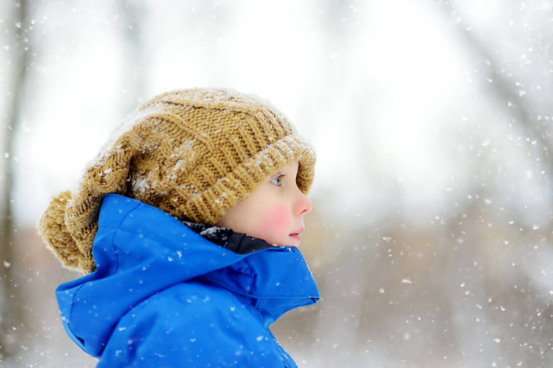 Viele Kinder – und Erwachsene – freuen sich über Schnee. / Foto: Adobe Stock/Maria Sbytova