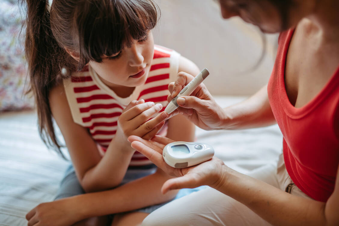 Im Kindesalter managen in der Regel die Eltern den Typ-1-Diabetes ihres Kindes. / Foto: Getty Images/Halfpoint Images