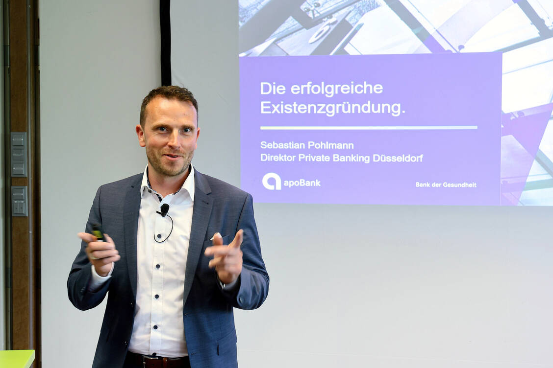 Wie sich der Traum von der eigenen Apotheke finanzieren lässt, erklärte Sebastian Pohlmann von der Apobank. / Foto: AVNR/Alois Müller