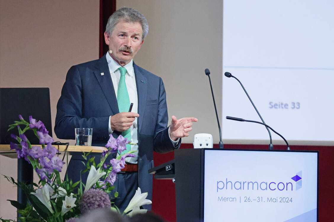 Professor Dr. Gerd Geißlinger stellte beim Fortbildungskongress Pharmacon in Meran das 4-D-Konzept vor, mit dem ein transdisziplinärer Ansatz in der Gesundheitsforschung verfolgt wird. / Foto: PZ/Alois Müller