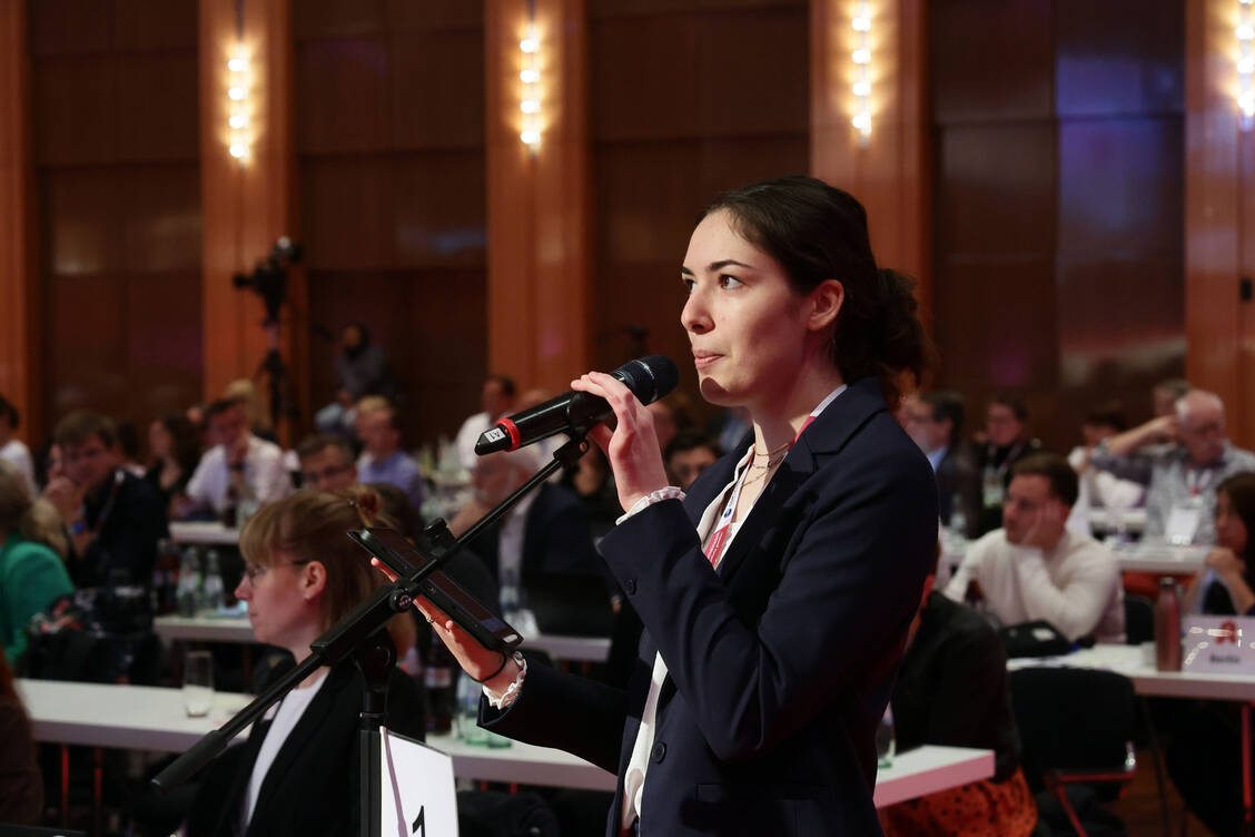 Famulatur ist gut, aber vier Wochen reichen: BPhD-Beauftragte Laila Haroon bei den Antragsberatungen    / Foto: PZ/Alois Müller