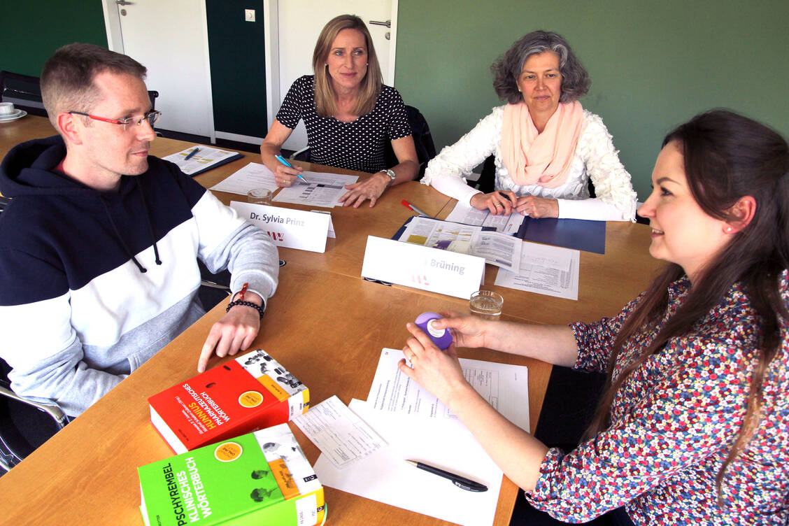 Olena Kraft (r.) aus der Ukraine hat ihre Fachsprachenprüfung erfolgreich im Apothekerhaus in Münster bestanden.  Ihre Prüfer waren Christian Schulz, Sylvia Prinz und Claudia Brüning (v.l.) / Foto: AKWL/Heck