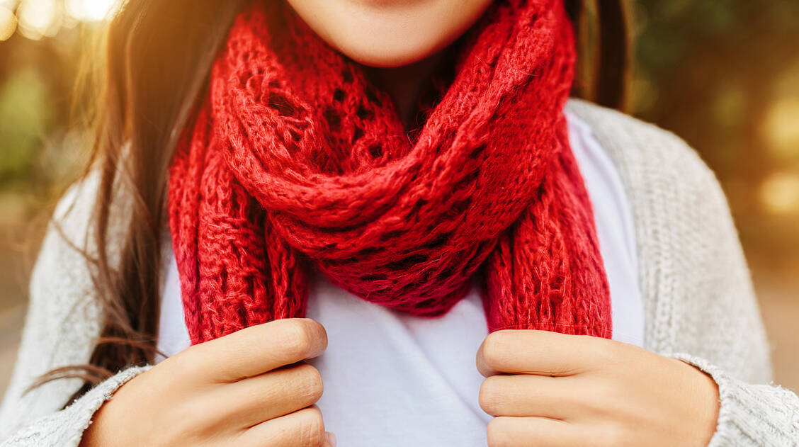 Ein roter Schal, Pullover oder Mantel: All dies macht aufmerksam auf den GoRed-Day und die Frauengesundheit.  / Foto: Adobe Stock/Vera