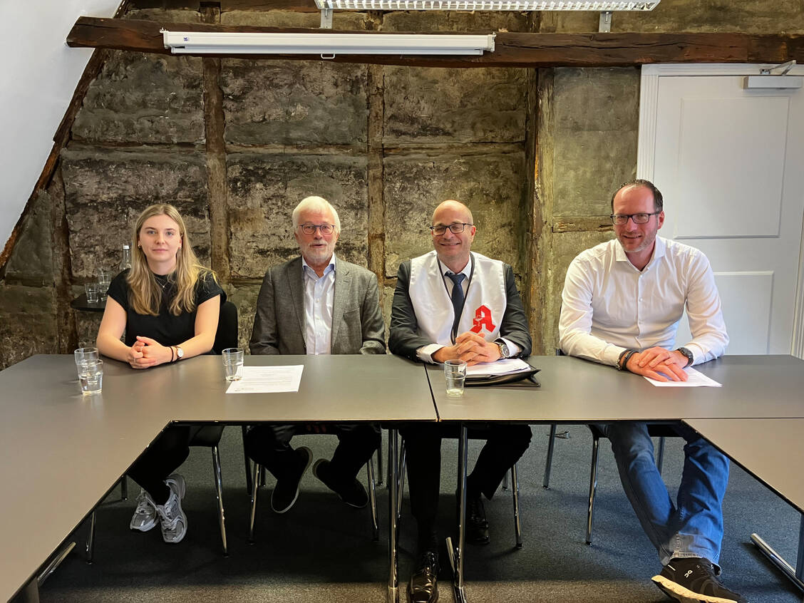 Erklärten Journalisten die schwierige Lage der Apotheken in Bremen und bundesweit: PhiP Svenja Knoop, Kammerpräsident Klaus Scholz, Verbands-Vizechef Thomas Real und Kammervizepräsident Sebastian Köhler (von links). / Foto: PZ/Daniela Hüttemann
