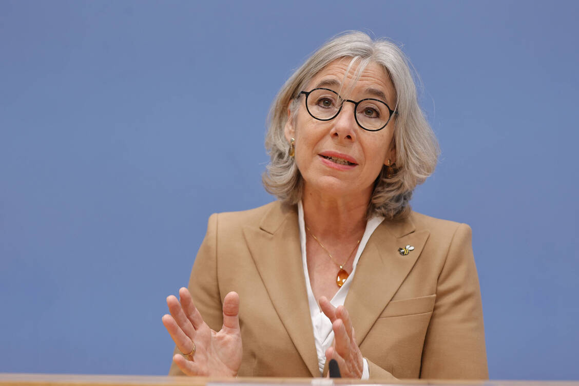 ABDA-Präsidentin Gabriele Regina Overwiening fordert angesichts der Regierungskrise eine schnelle wirtschaftliche Hilfe für die Apotheken. / © IMAGO/Metodi Popow