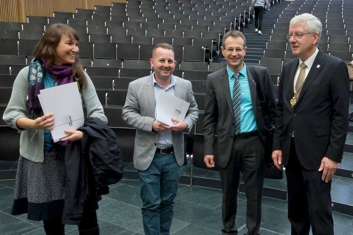 Die drei Preisträger des Universitätslehrpreises für Pharmasophie ‒ Ethik und Nachhaltigkeit in den Pharmazeutischen Wissenschaften«: Dr. Stefanie Houwaart, Dr. Dominik Baltes und Prof. Dr. Michael Müller mit Rektor Prof. Dr. Dr. h.c. Hans-Jochen Schiewer. / Foto: Jürgen Gocke