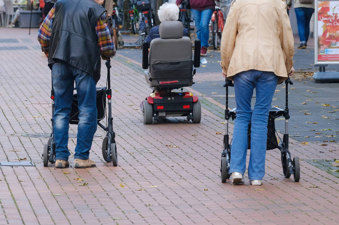 In Deutschland liegt die durchschnittliche Lebenserwartung bei 81,2 Jahren.  / © IMAGO/Michael Gstettenbauer